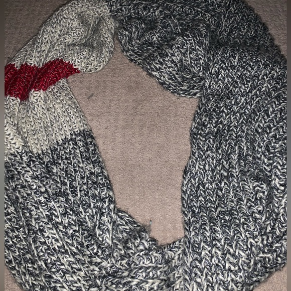 Roots Infinite Cabin Scarf! - Picture 1 of 3